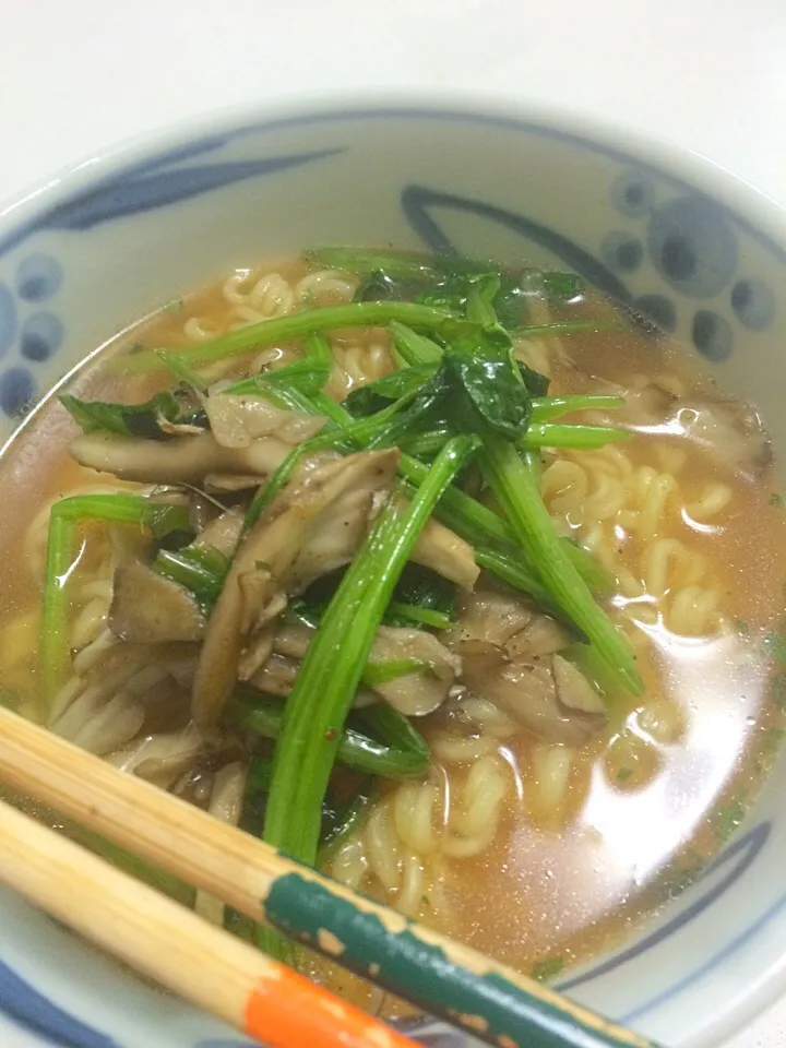 シンプル醤油袋麺|LOUPEのオフィスごはんさん