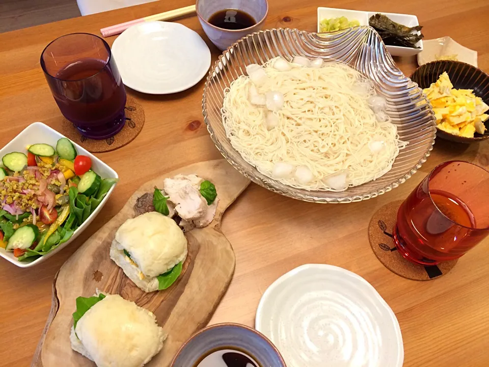 7月12日のお昼ご飯👵👩👶てんでバラバラ 笑 そうめん、サラダ、サンドイッチ    参考レシピ:レンジで簡単！ヘルシージューシー☆サラダチキン レシピ・作り方 by Mariまり｜楽天レシピ|Sanjiさん