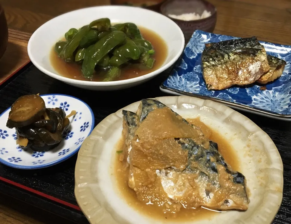 晩ごはん  さば味噌煮 焼き塩鯖 ピーマンの焼きびたし 自家製きゅうりのQちゃん 麦飯 キャベツと玉ねぎの味噌汁|ぽんたさん