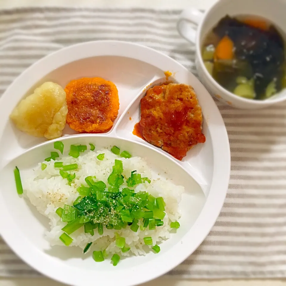 息子夕飯/小松菜ゴマご飯、ジャガイモと人参のおやき、ハンバーグ、味噌汁|にゃろめさん