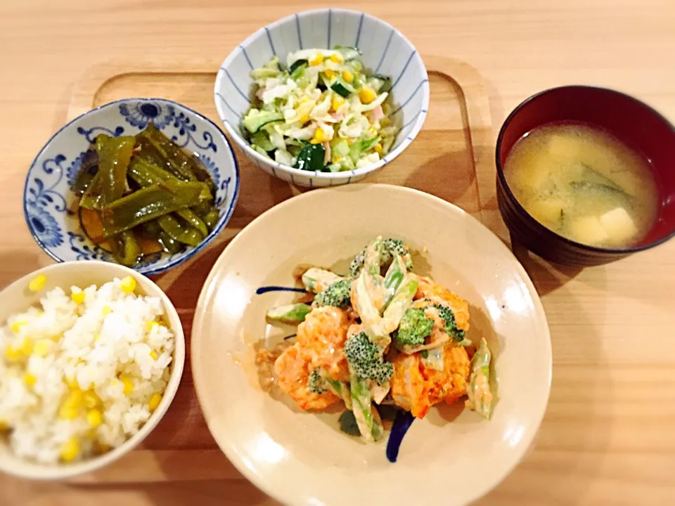 エビマヨ🍀とうもろこしご飯🍀ピーマンの煮浸し🍀キャベツのコールスローサラダ🍀海老出汁お味噌汁|mochaさん