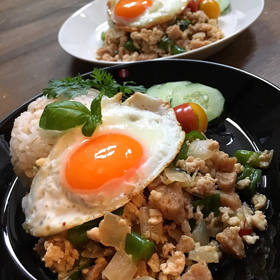 鶏と大豆ミート・麦ごはんのだいぶヘルシー気味ガパオ‼ʕ-̼͡-ʔ🍳🌶|七海さん