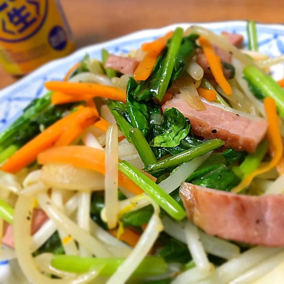 【今日の深夜食堂】

ソーセージの塩気とスパイスが野菜の甘みを引き立てる (￣▽￣)|赤いウインナーさん