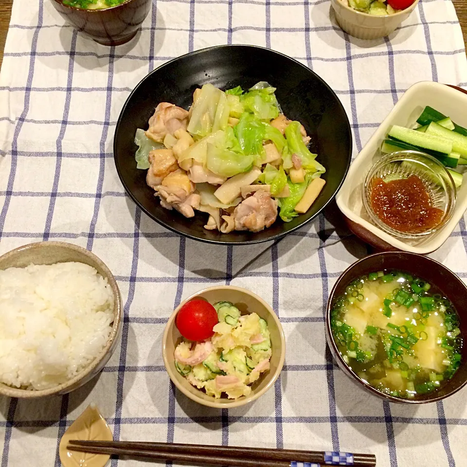 Snapdishの料理写真:鶏とキャベツのバター蒸し、ポテトサラダ、きゅうりの梅味噌ディップ|Nao Yamadaさん