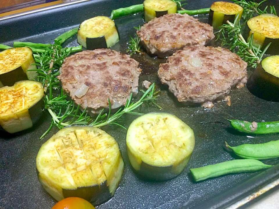 鉄板ハンバーグ💗自家製ナストマトインゲン焼き|めぐりんさん