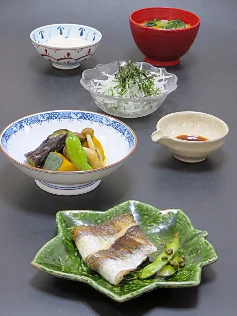 今晩は、かますの塩焼き 両褄、枝豆山椒煮、夏野菜の炒め煮 茄子 南瓜 獅子唐 しめじ、大根とシソの千切り 特製ポン酢、南瓜と玉ねぎとわかめの味噌汁、ごご飯

「かますの一升飯」
今日のは一夜干しではありませんが、振り塩をして一晩寝かせてあったので、水っぽさが減り、身がしっかりし、熟成を進めて、アミノ酸やイノシン酸の量が|akazawa3さん