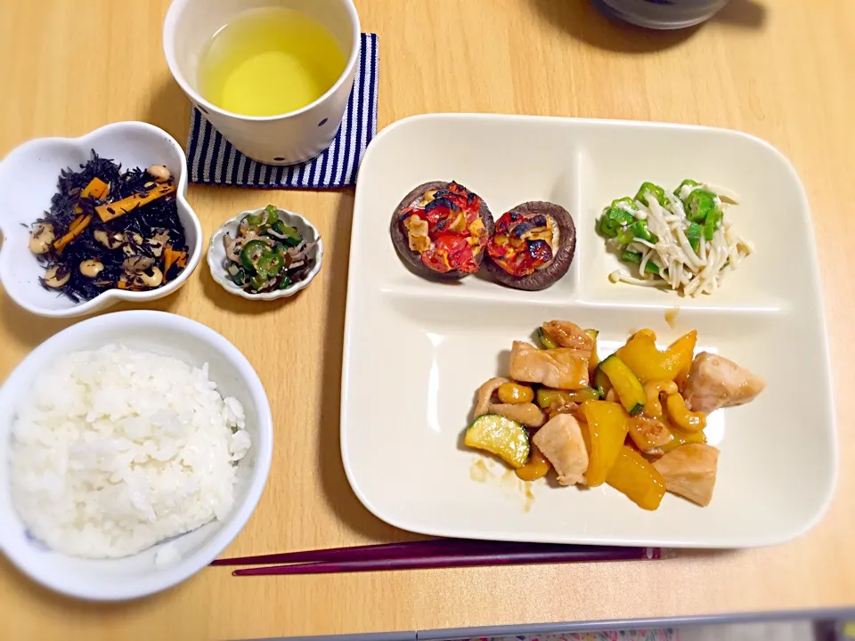 Snapdishの料理写真:7.12 晩ごはん記録♡鶏肉と夏野菜のカシューナッツ炒め💓|あやねこさん