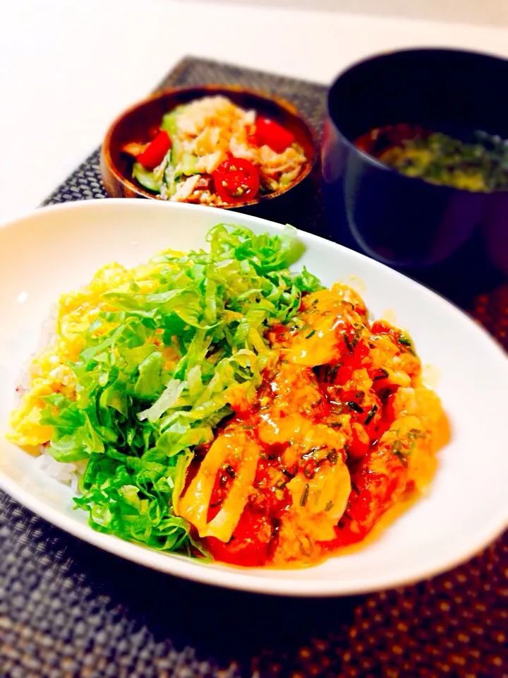 今日の晩御飯/トロトロ卵と海老チリ丼&鶏ハムと香味野菜の梅肉和え&ギバサとジャガイモのお味噌汁|BabyRIKAさん