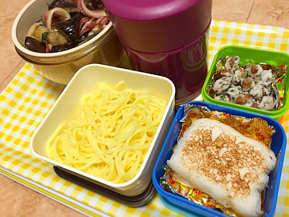 Snapdishの料理写真:小学生の給食代替弁当。
スライスパン、ちゃんぽん、フライビーンズ？という謎メニュー。
私の分は、なすとイカのポン酢炒めのっけ弁当。|アンデルセンさん