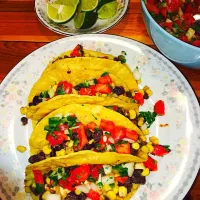 Chicken tacos with black beans, corn and pico de gallo|amandaさん