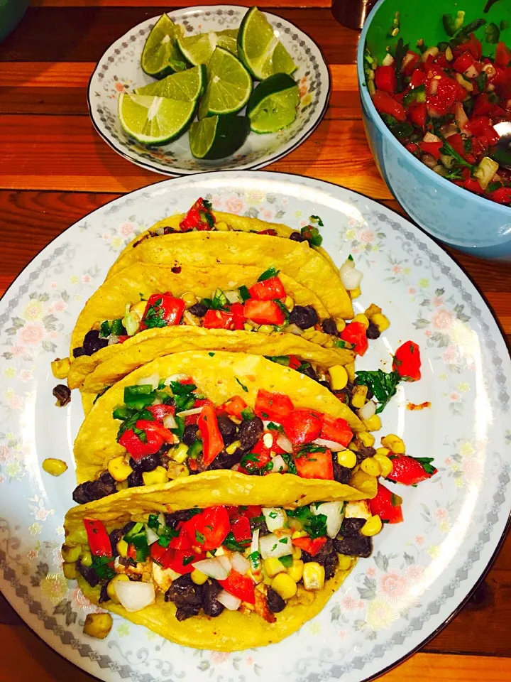 Chicken tacos with black beans, corn and pico de gallo|amandaさん