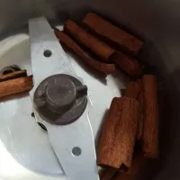 Grinding cinnamon.|Thebluestbutterflyさん