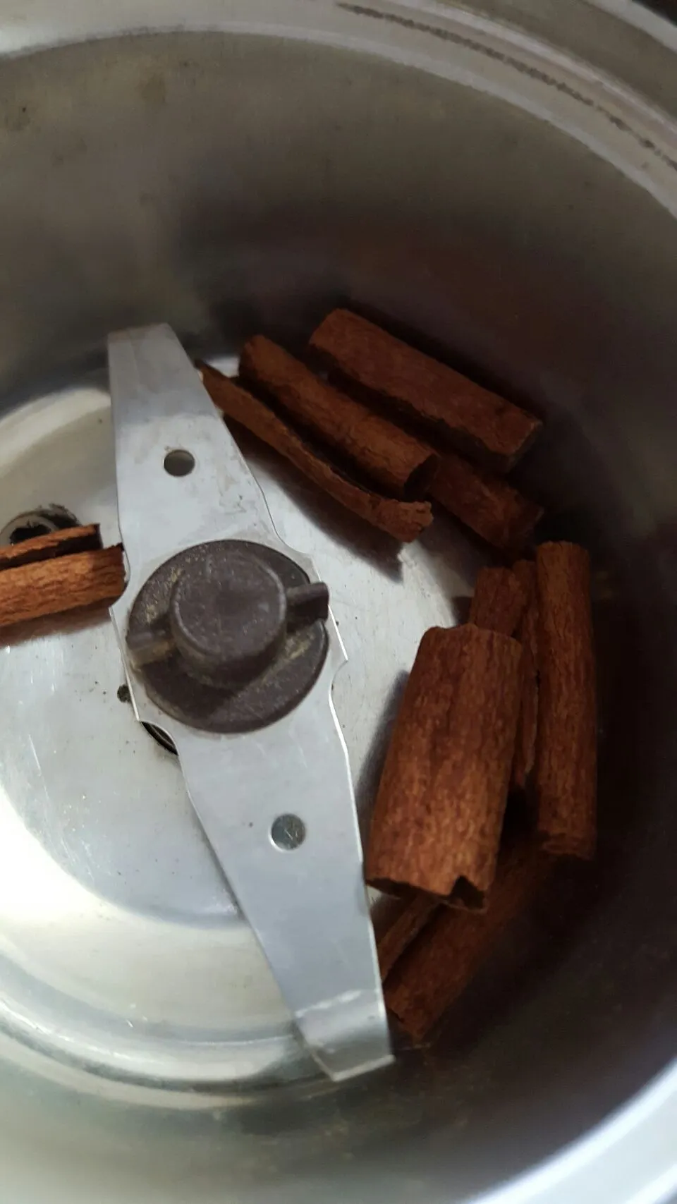 Grinding cinnamon.|Thebluestbutterflyさん