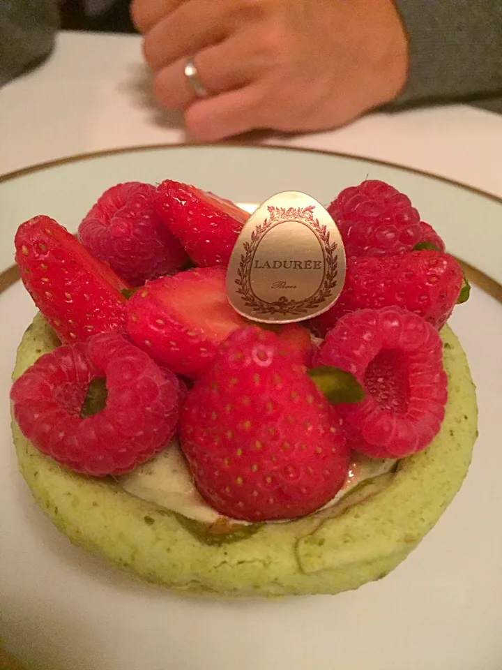 Pistacchio Macaron with Strawberry and Raspberry 😋👌 #laduree|Scarlet Chuaさん