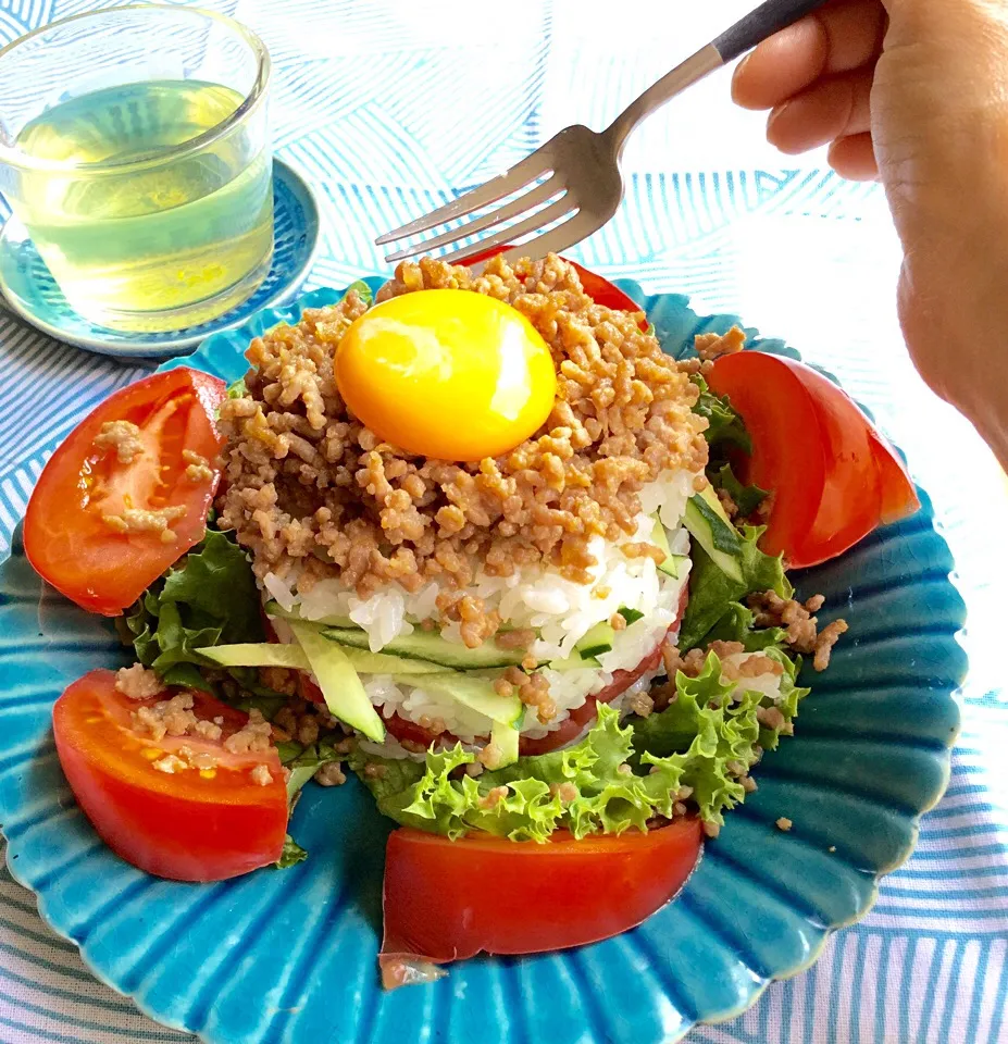 Snapdishの料理写真:御飯ケーキな朝ごはん
ごはん、梅干し、キュウリ
肉そぼろ、生姜多め
卵黄身
肉そぼろ大盛り〜〜
納豆も、参加希望がー、残念❗️
夏こそ、ガッツリ行きまっせ〜〜|ゆかモンさん