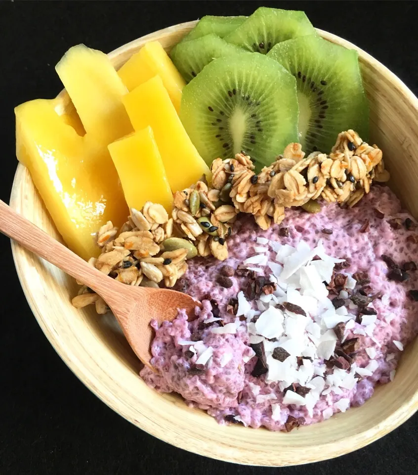 Beetroot chia pudding with fruits, granola, cacao nibs and coconut flakes|coxiella24さん