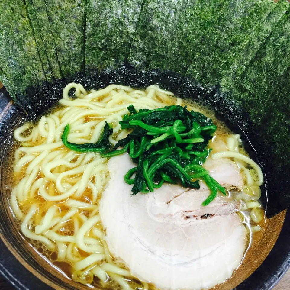 家系ラーメン🍜
海苔トッピング♪|KAZUTOさん