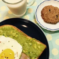 Creamy avocado sunny egg toast with oat cranberry cookies|LivChenさん