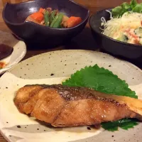 Snapdishの料理写真:はまち照り焼きの献立  💞     豚バラと野菜の味噌煮込み     ポテトサラダ     ナスの焼き浸し|サンパチェンスさん