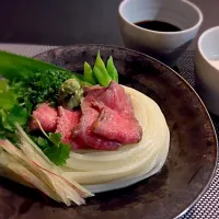 冷やし飛騨牛うどん 胡麻つゆとだしつゆで