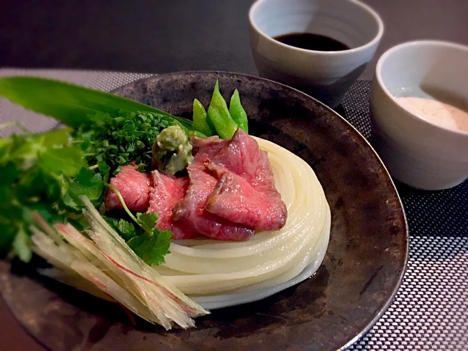 Snapdishの料理写真:冷やし飛騨牛うどん 胡麻つゆとだしつゆで|榎木津 礼二郎さん