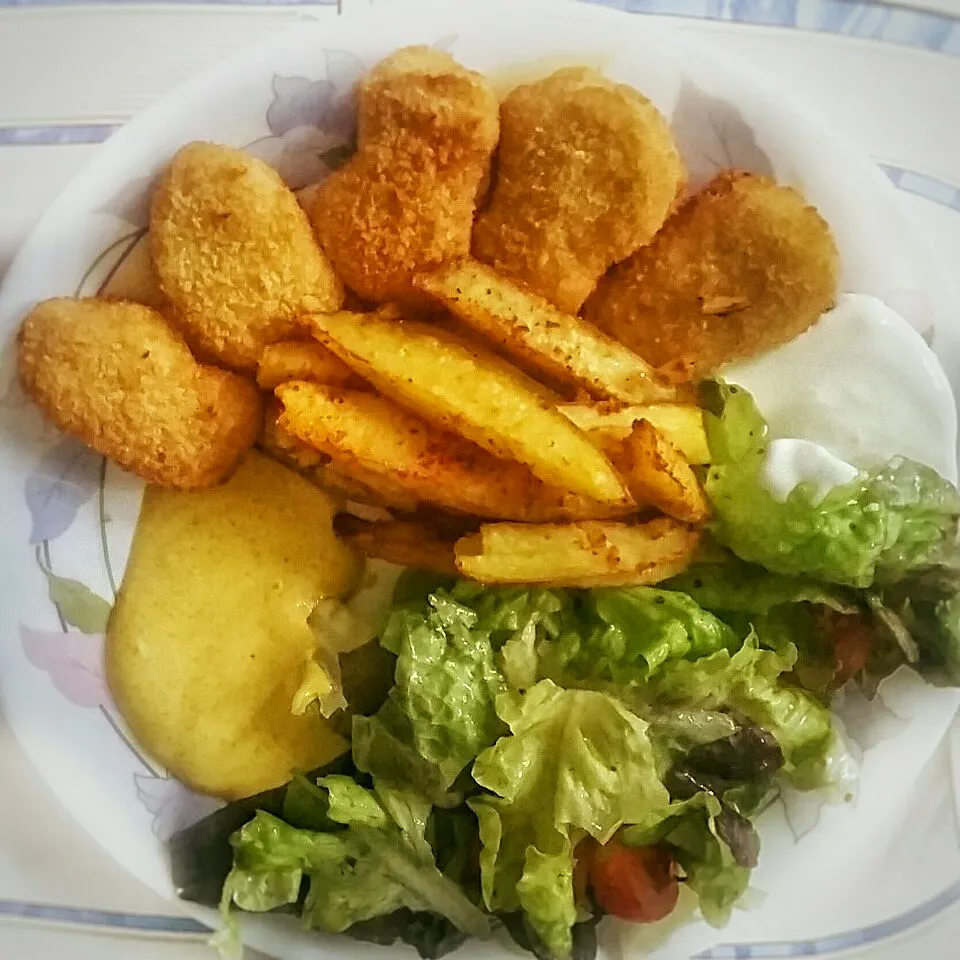 fresh selfmade chicken nuggets, potatoe wedges, curry dip, sour cream dip and salad|Najeskaさん