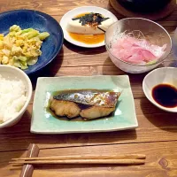 Snapdishの料理写真:さわらの照り焼き。鯛の刺身。卵とキャベツの中華炒め。男前豆腐と昆布ポン酢。|Reina Reinaさん