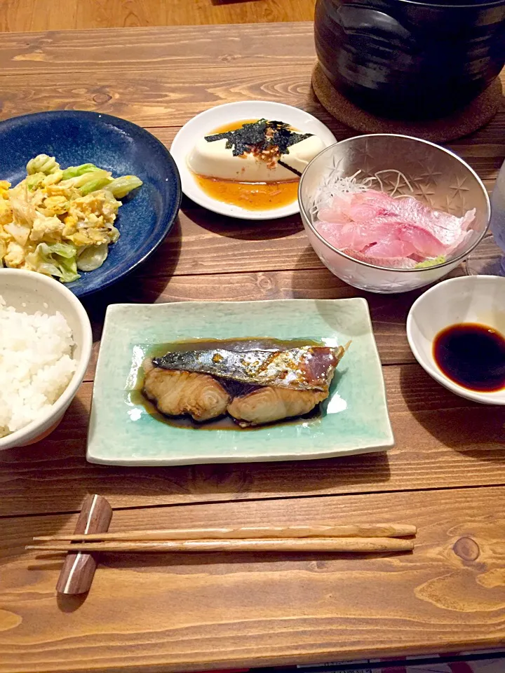 さわらの照り焼き。鯛の刺身。卵とキャベツの中華炒め。男前豆腐と昆布ポン酢。|Reina Reinaさん