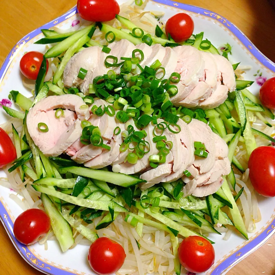 塩麹で鳥ハム🐔  
☀️もやし・きゅうり・ミニトマトを一緒に〜胡麻ドレでバンバンジー風☀️|Yu Yu mamaさん