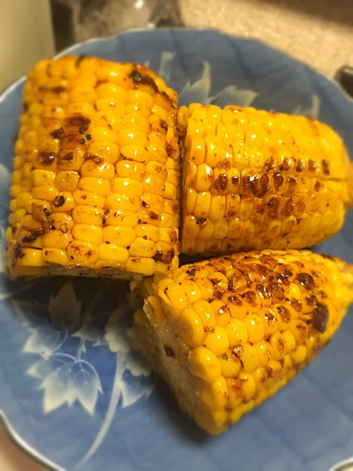 焦がしバター醤油の焼きもろこし♡|いず⋈ + ゜さん