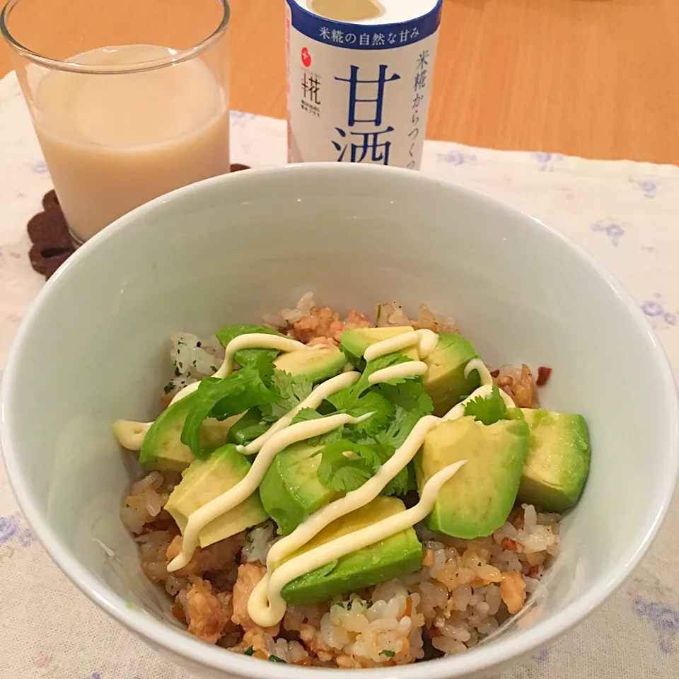 アボカドそぼろ丼と甘酒|かぴこさん