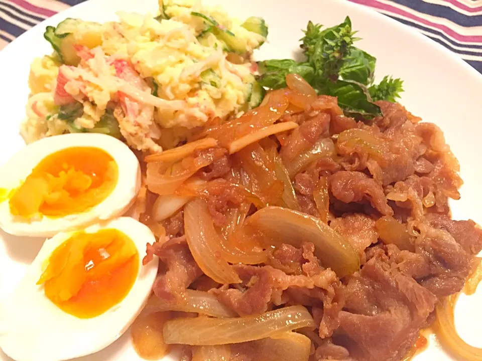 焼き肉、豚ちゃんだけど。玉ねぎもたっぶり♪ そしてポテサラ。|もじゅさん