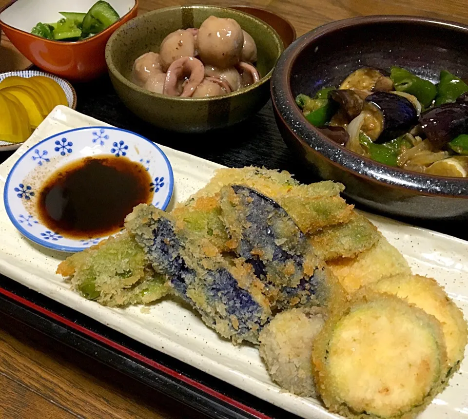 晩ごはん  夏野菜のフライ  鍋しぎ（砂糖の代わりに甘酒で） 里芋とイカの煮物 きゅうり塩もみ タクアン|ぽんたさん