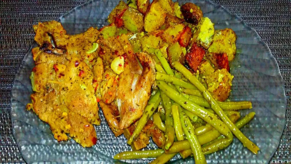 Crushed Pepper Dusted Pork Chops with Roasted Garlic Curried Potatoes and Steamed Green Beans.|Juan Simmsさん