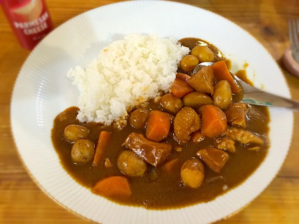 Snapdishの料理写真:きたあかりジュニアのスパイシーカレー。芋は皮ごと茹ででから、気になる芽を取って鶏や玉ねぎと炒めて。|mikaさん