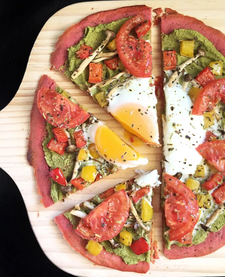 Snapdishの料理写真:Beetroot pizza with matcha hummus, vegetables and egg|coxiella24さん