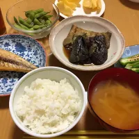 ごはん、大根の味噌汁、サバの塩焼き、なすと油揚げの煮浸し、オクラバター、枝豆、りんご|ゆんくるさん