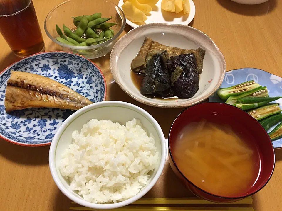 ごはん、大根の味噌汁、サバの塩焼き、なすと油揚げの煮浸し、オクラバター、枝豆、りんご|ゆんくるさん