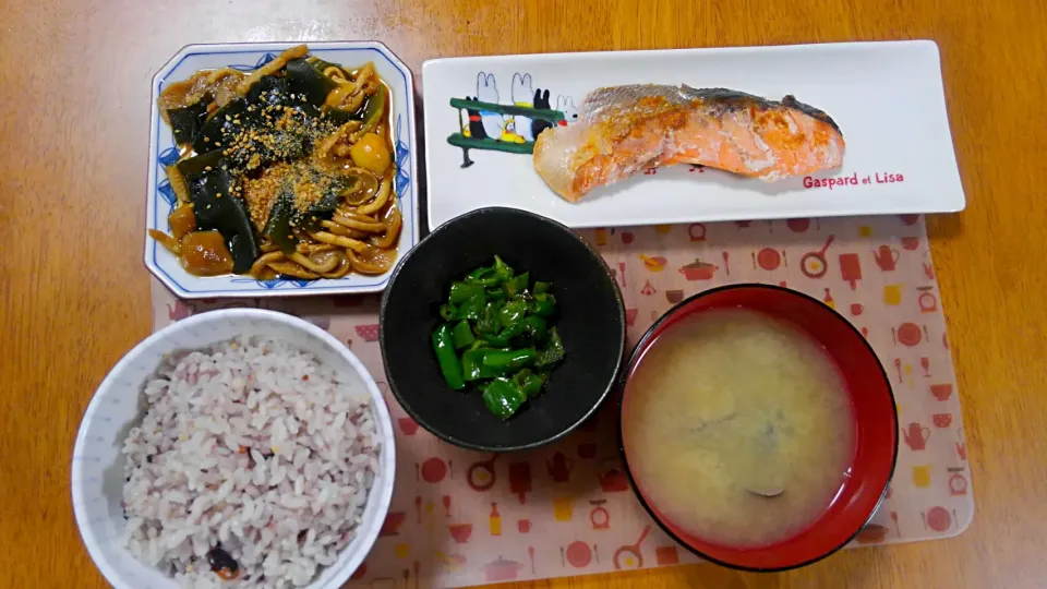 7月12日　鮭の塩焼き　ピーマンの塩炒め　なめことわかめの和え物　しじみのお味噌汁|いもこ。さん