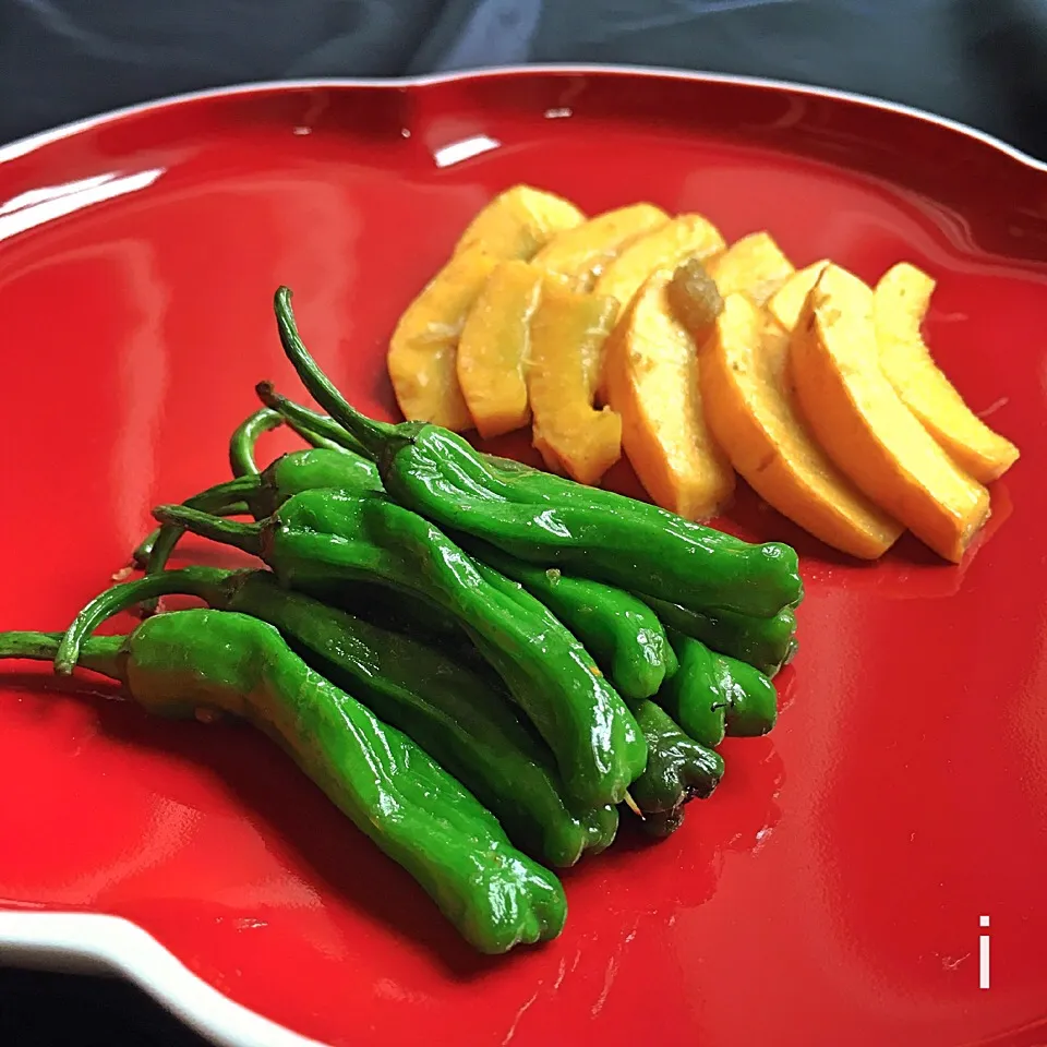 コリンキーとししとうの柚子こしょう炒め 【Stir-fried KORINKII pumpkin and green pepper seasoned with yuzu citrus flavored chili】|izoomさん