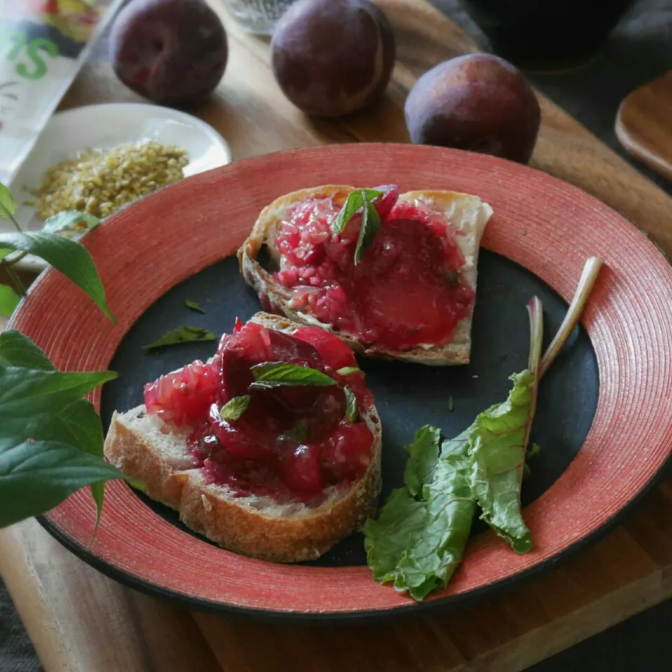 Beetroot, Plum and Freekeh Salad／ビーツ、スモモ、フリーカのサラダでオープンサンドイッチ|まちまちこさん