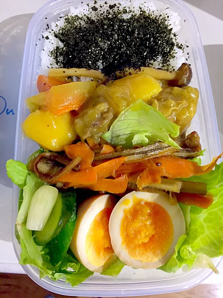 Snapdishの料理写真:パパお弁当🍱  ビーフカレー煮  煮卵  きんぴらごぼう  キュウリの漬け物  らっきょうの甘酢漬け|ch＊K*∀o(^^*)♪さん