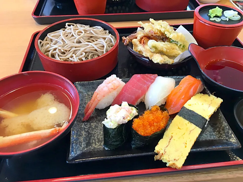 Snapdishの料理写真:千歳市の回転寿司花いちもんめのランチ|フージさん