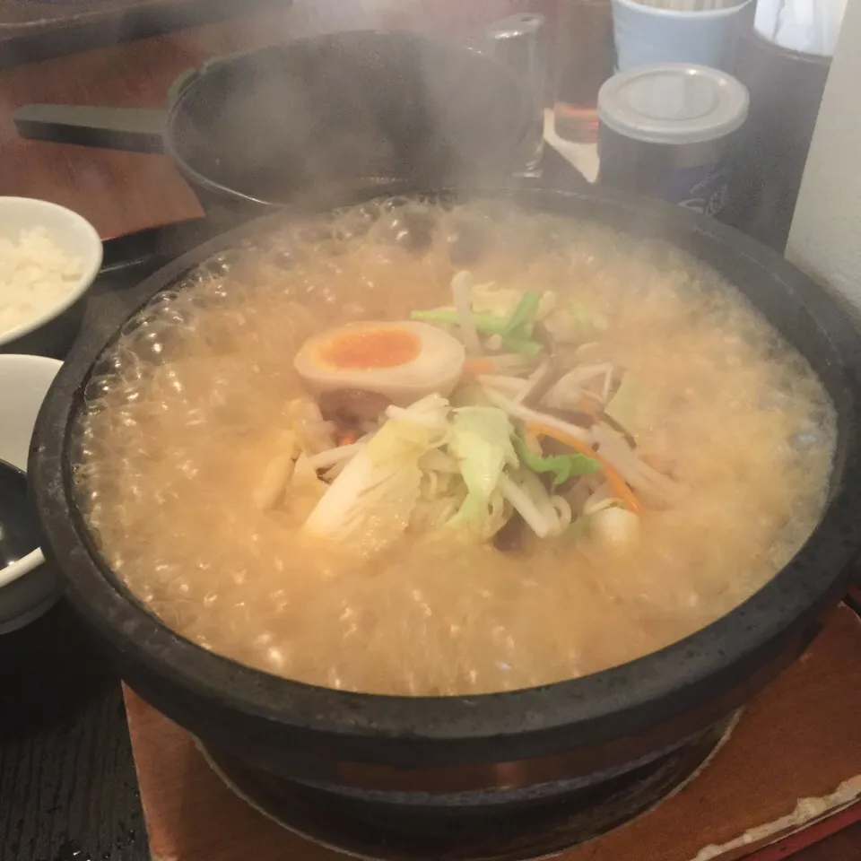 火山ラーメン！器が石鍋で、スープがグツグツと沸騰してます✨|くめっちさん