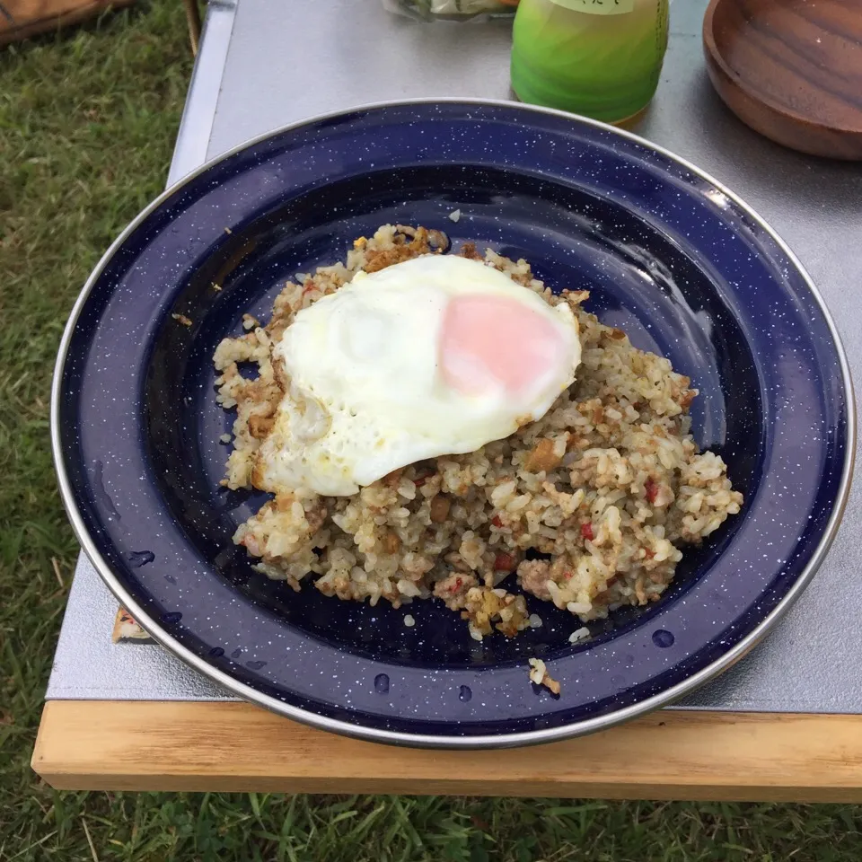 キャンプの朝ごはんに作ったガパオライス✨挽肉多めにしたら美味しいですね👍|くめっちさん