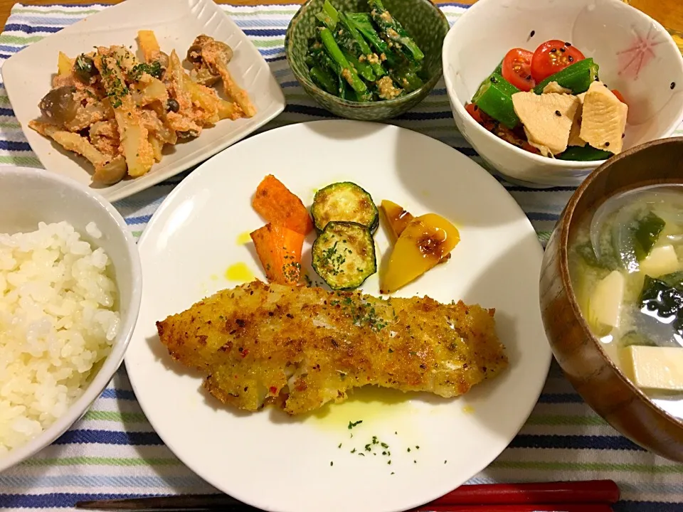 ＊タラの香草パン粉焼き
＊じゃがいもとしめじの明太マヨ炒め
＊茹で鶏胸肉とオクラとトマトの和風サラダ
＊小松菜のごま和え
＊玉ねぎと豆腐とワカメの味噌汁|モケモケさん