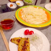 夏バテ予防に好きなモノだけ作った夕飯
アジの香草焼き
色んな薬味で食べる冷うどん
スキレットでカリカリポテト|Hirabayashi Kazueさん