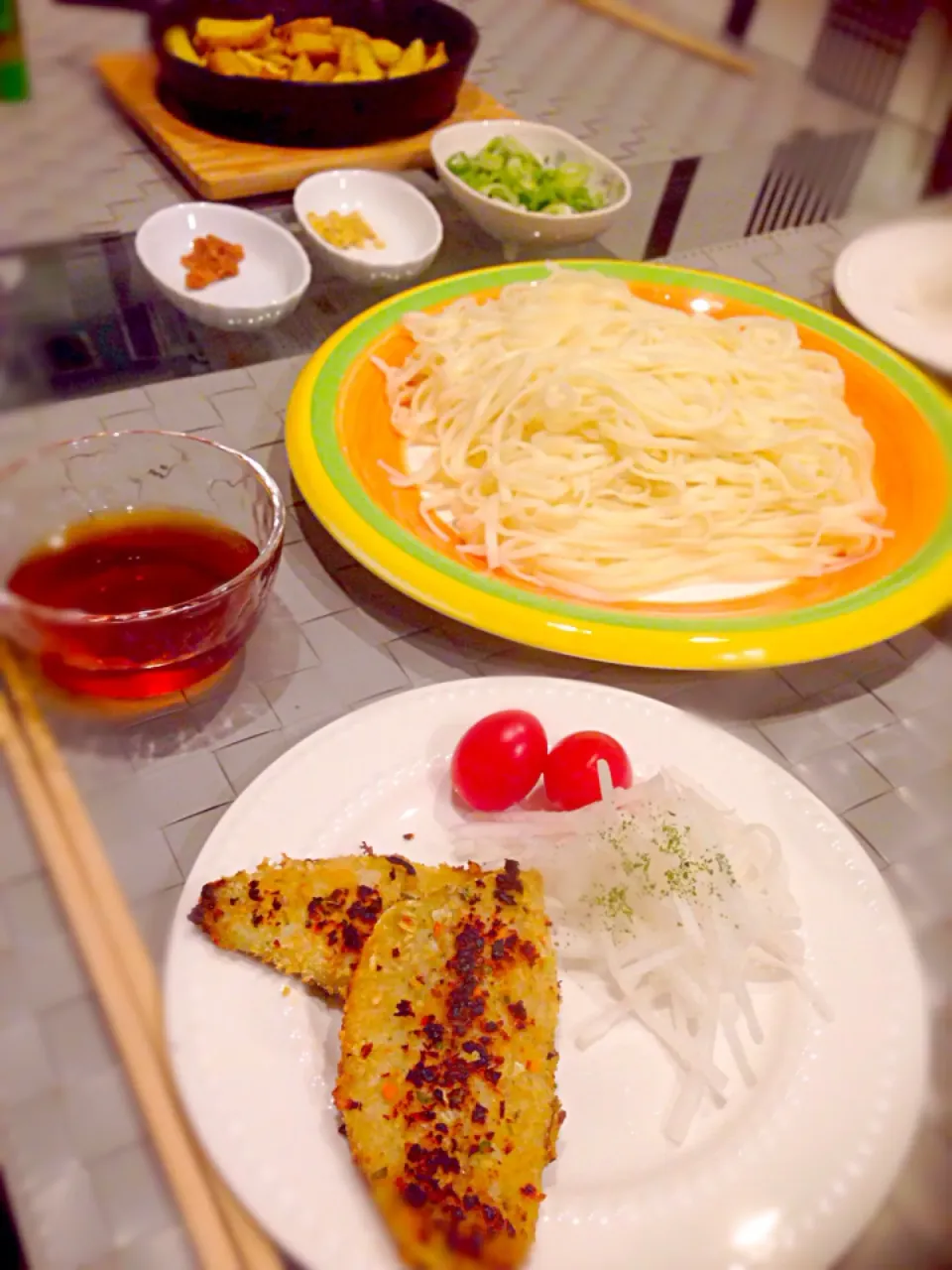 夏バテ予防に好きなモノだけ作った夕飯
アジの香草焼き
色んな薬味で食べる冷うどん
スキレットでカリカリポテト|Hirabayashi Kazueさん