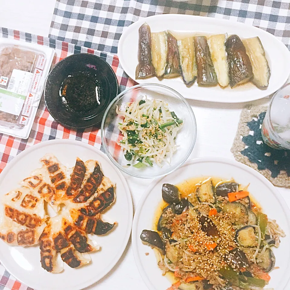 ナス味噌炒めと餃子とナスの揚げ浸しともやしナムル。ナスの消費感否めない晩ごはん|knn18さん