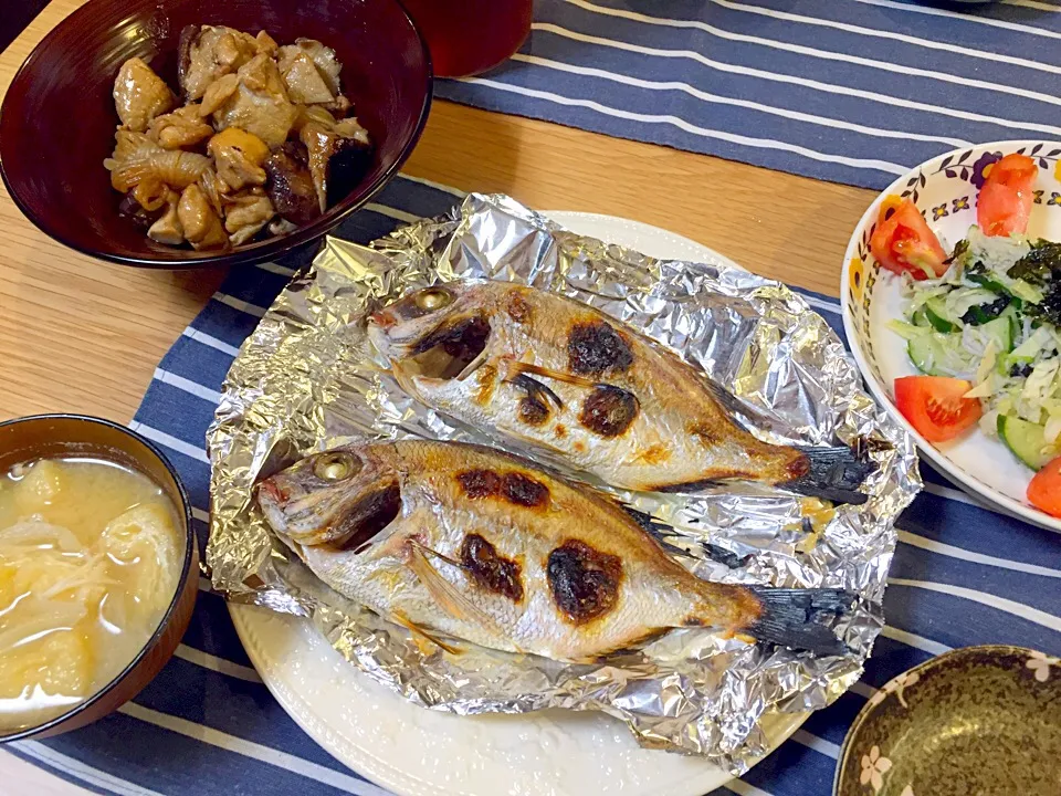 鯛の塩焼き、鶏肉と干し椎茸の煮物、キャベツとしらすのもみサラダ|かなさん